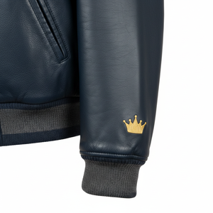 Veste varsity grise pour homme Owais Ind avec manches en cuir PU, logo brodé sur le devant, vêtement d'automne - Product Image 4