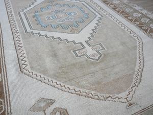 Vibrante Alfombra Bereber Marroquí Tejida a Mano con Patrones Geométricos, Camellos, Casas y Estrellas - Product Image 3