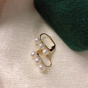 Boucles d'oreilles pendantes fines en perles blanches étoilées à lumière forte de 5-6 mm, style rétro français élégant de Li Na, pour femmes - Product Image 1