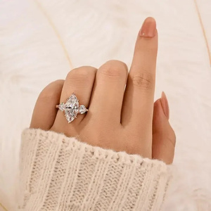 Bague de fiançailles élégante en argent sterling 925 plaqué or blanc et rose, sertie de trois pierres de moissanite taille marquise pour femme - Product Image 6