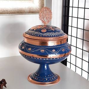 Azucarero Decorativo Hecho a Mano en Blanco y Cobre con Grabado Floral, Elegante Contenedor de Dulces con Pedestal, Colección de Vajilla Premium - Product Image 2