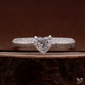 Bague de fiançailles en or blanc 10 carats avec diamant de laboratoire taille cœur de 0,50 carat, micro-pavé, certifiée IGI - Product Image 1