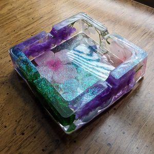 Cendrier élégant en résine fait main avec texture de pierre colorée pour une présentation décorative en pièce maîtresse - Product Image 1