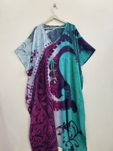 Robe Kaftan Maxi Florale Faite Main en Soie Recyclée Écologique, Respirante, Style Bohème Vintage de Luxe - Product Image 1