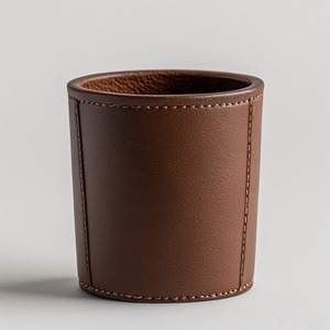 Mini pot en cuir de qualité supérieure à texture riche, conçu pour une présentation élégante des succulentes, avec un savoir-faire sophistiqué et une décoration intemporelle - Product Image 1