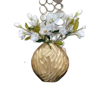 Vase décoratif en métal doré de designer avec surface polie pour l'intérieur de maison de luxe et la décoration commerciale - Product Image 1