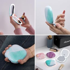 Specchio da Viaggio LED Compatto da 4 Pollici con Ingrandimento 1X/10X, Illuminazione Bifacciale Dimmerabile, Porta di Ricarica USB - Product Image 3