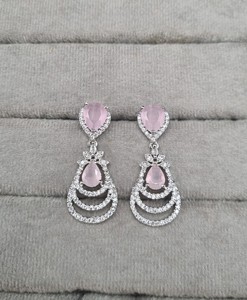 Boucles d'oreilles pendantes délicates en forme de poire serties de diamants américains pour femmes, plaquées argent, en forme de goutte d'eau, fabriquées par un fabricant. - Product Image 4
