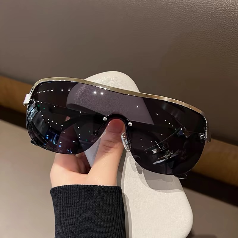 Monture dorée, verres noirs