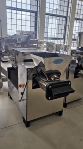 Highly Recommended LEENOVA <b>Dough</b> <b>Sheeter</b> Machine 230-240V 1KW Easy Operate Efficient Sheet Preparation Core Motor Flour Mill - Product Image 2