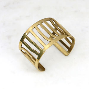 Bracelet manchette en laiton fait main - Manchette large ajourée au design architectural - Bijou manchette ouverte géométrique doré - Cadeau pour elle - Product Image 5