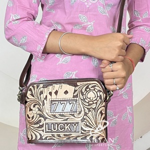 กระเป๋าหนังทำมือแบบสะพายข้าง 777 ลายคาสิโนนำโชค ดีไซน์ตะวันตก กระเป๋าหนังสลักลาย สายสะพายปรับได้ กระเป๋าสะพายไหล่ผู้หญิง - Product Image 1