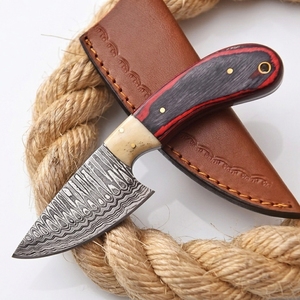 Cuchillo de caza y camping EDC de hoja fija de acero de Damasco hecho a mano, mango de madera Pakka rojo y negro, funda de cuero, venta al por mayor. - Product Image 1
