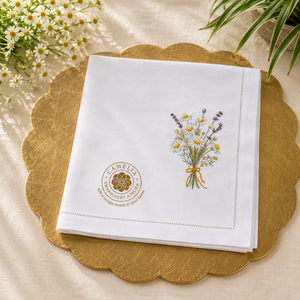 El bordado de flores silvestres finas aporta una elegancia natural, complementando fácilmente la decoración de una mesa rústica o moderna. - Product Image 1