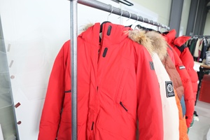 Yoursup Chaqueta Acolchada de Plumas de Pato y Ganso Coreana Auténtica Usada, Pacas Transparentes de 100 kg de Ropa al por Mayor en Stock - Product Image 4