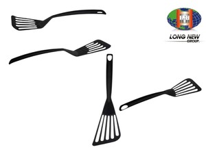 LONGNEW ตะหลิวทนความร้อนแบบมีร่อง สีดำ อุปกรณ์ทำอาหารแบบไม่ติดกระทะสำหรับการทอด - Product Image 1