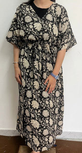 Vestido Kaftan Étnico de Algodón Estampado para Mujer con Diseños Únicos y Corte Fluido - Product Image 2
