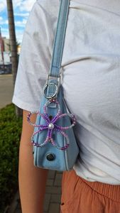 Breloque de sac élégante et raffinée en forme de fleur bleue, faite à la main, avec perles, accessoire décoratif pour sacs à main et portefeuilles - Product Image 4