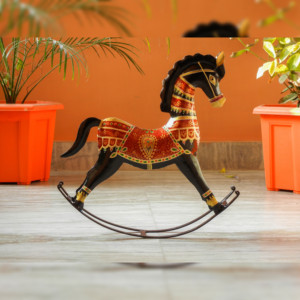 Figurine de cheval à bascule en métal de conception bohème de haute qualité peinte à la main décor à la maison indien livraison rapide pour un usage domestique de mariage - Product Image 1