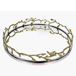 Plateau en verre miroir élégant, facile à nettoyer, idéal pour les dîners et les fêtes, avec un bordure au design avantageux en forme de branche dorée en métal. - Product Image 1
