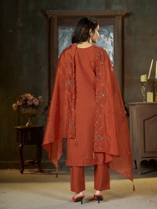 Ensemble Kurti en soie brodé et fait main avec dupatta pour femmes, style ethnique traditionnel, tenue décontractée, coupe classique - Product Image 3