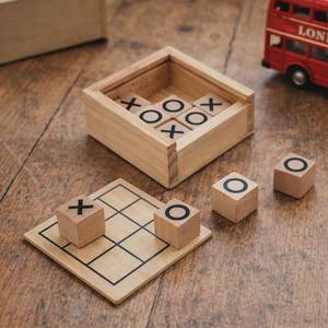 Jeu de tic-tac-toe en bois naturel avec pièces magnétiques, style artisanal portable, pièces en forme de cœur et de croix - Product Image 3
