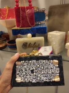 กระเป๋าคลัทช์เรซิ่นลายดอกไม้คริสตัล โดยช่างฝีมือชั้นสูง เครื่องประดับแฟชั่นคุณภาพสูงสำหรับงานแต่งงานและงานปาร์ตี้ เครื่องประดับแฟชั่น - Product Image 3