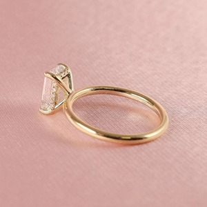 แหวนเพชรเม็ดเดี่ยวสำหรับการหมั้นหมายสีเขียวมรกต14K สีเหลืองทอง3.15กะรัตเพื่อการรับรองความคมชัดของ VVS2 - Product Image 4