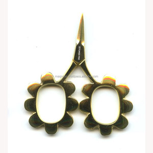 Tijeras Flower Power de Acero Inoxidable Negro Kelmscott Designs de 2.5 Pulgadas - Product Image 2