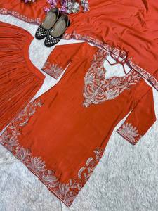 Elegante conjunto Sharara de diseñador en seda Chinnon con elaborado trabajo de lentejuelas y dupatta a juego - Product Image 4
