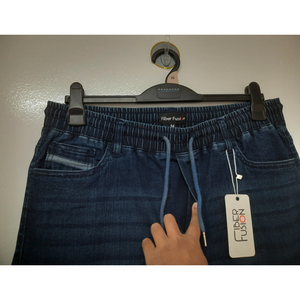 Pantalon cargo long en denim polyvalent pour homme, conçu pour le confort, la durabilité et la mode urbaine moderne, avec des poches cargo latérales profondes - Product Image 3