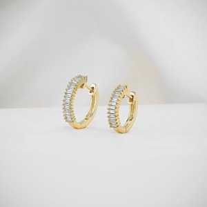 Pendientes de aro tipo huggie de oro blanco de 14k con diamantes baguette, delicados, con engaste de canal, brillantes, de lujo, para boda, minimalistas, apilables, finos - Product Image 2