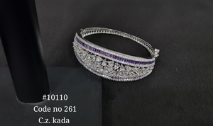 Brazalete de latón con circonita cúbica 10110, clásico, imitación de rodio, con pedrería de corte pera y diseño floral, ideal para fiestas. - Product Image 6