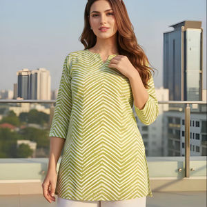 Tunique pour femme en mélange de coton vert clair à motif chevron, longueur normale, col rond, manches trois quarts, entièrement cousue, haut fantaisie - Product Image 1