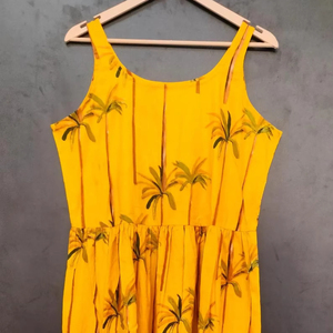 Vestido Largo de Algodón Amarillo Mostaza con Estampado Artesanal de Palmeras, Estilo Boho, Sin Mangas, Moda Veraniega Sostenible - Product Image 1