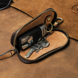 Porte-clés en cuir fait main, doté d'un savoir-faire élégant et d'un cuir pleine fleur durable, un porte-clés de qualité supérieure. - Product Image 1
