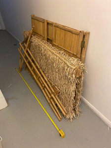 Conjunto de bar Tiki artesanal con estanterías y asientos para cócteles al aire libre, bar Tiki exterior con sombrilla y sillas - Product Image 4