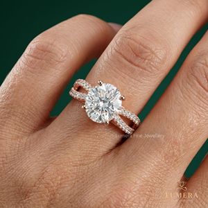 Bague de mode en or rose, taille brillant ronde, avec bande pavée croisée, unique et romantique, cadeau d'anniversaire pour femme - Product Image 1