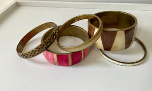 Ensemble de cinq bracelets en bois et laiton de couleur naturelle, parfaits pour les accessoires de mode, les vêtements ethniques et les idées de cadeaux uniques - Product Image 3