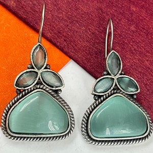 Boucles d'oreilles clous Monalisa en laiton plaqué argent antique et zircon, forme triangulaire vintage, pour femme, idéales pour les fêtes, vente en gros - Product Image 2