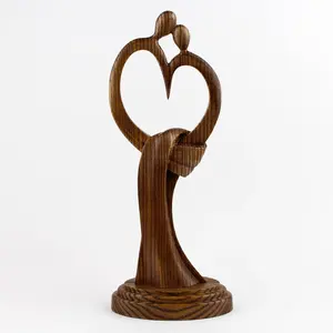 Sculpture en bois « Amour sincère » : Statuette romantique de couple en bois pour tables et bureaux - Product Image 1