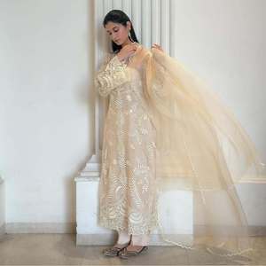 ชุดเดรสงานพรอมสีเบจปักลายสวยงาม พร้อมผ้าคลุมไหล่ แบรนด์ Karma Fashion ไซส์ M - Product Image 1