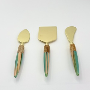 Elegante Juego de Cuchillos para Queso con Mangos de Resina y Hojas de Acero Inoxidable Doradas para Cortar, Rebanar y una Presentación con Estilo en la Mesa - Product Image 2