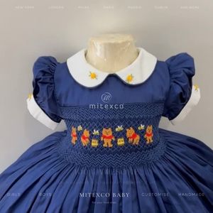 Robe smockée de Noël marine en gros pour bébés filles avec broderie ours mignon et col Peter Pan (OEM) - Product Image 2