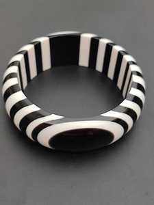 Bracelet manchette tendance en résine noire avec lettres argentées, bracelet de poignet en acrylique pour femme, bijou en plastique avec inscription - Product Image 6