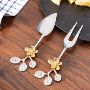 Ensemble de couteaux et fourchettes à fromage en acier inoxydable de luxe, design floral, résistant, compatible lave-vaisselle, boîte pour planches à charcuterie - Product Image 1