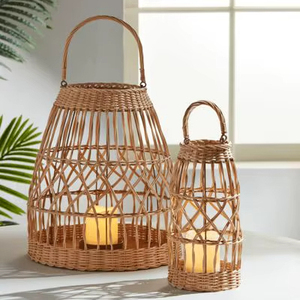 Porte-bougie en rotin classique, conçu pour les intérieurs traditionnels et les espaces extérieurs, créant une éclairage décoratif doux. - Product Image 1