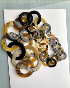 Collar de Cuerno de Búfalo Moderno y Ecológico Hecho a Mano, Fabricación India, Cadenas con Incrustaciones de Perlas, Diseño Único, Regalo de Boda - Product Image 3