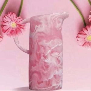 Pichet élégant et moderne en résine, fait main, durable, léger, stylé, écologique, compatible lave-vaisselle, pour fêtes, boissons et bières - Product Image 5