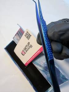 Pince à cils GETUP BROSONS IMPEX, manche plaqué plasma bleu, acier inoxydable, précision durable, pointe en fibre à 90 degrés, boîte - Product Image 4